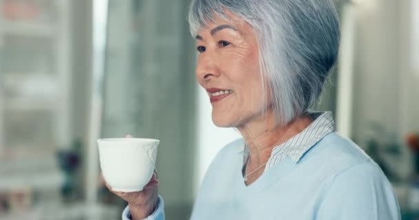 思考和老年妇女 喝咖啡 带着快乐 休闲和回忆放松 老太太 年长的女性和早茶与宁静 怀旧的回忆 — 图库视频影像