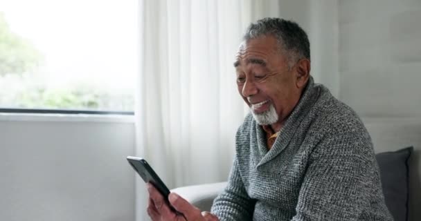 Старший Человек Видеозвонок Махание Улыбкой Дом Общение Интернете Прямой Эфир — стоковое видео