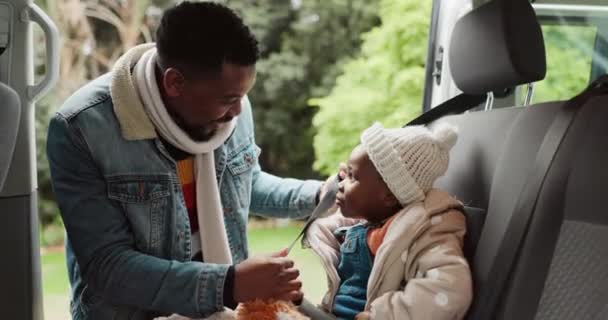 Bezpieczeństwo Pas Bezpieczeństwa Samochód Ojcem Dzieckiem Podróży Jazdy Lub Ochrony — Wideo stockowe