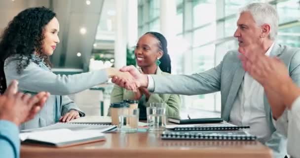 商务人士 握手和掌声 为见面 B2B或团队晋升在办公室 男女商人在工作场所握手 寻求交易 协议或祝贺 — 图库视频影像