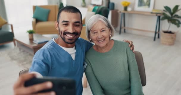 Starší Žena Pečovatelka Obejmout Selfie Podpora Úsměvem Pečovatelském Domě Důchodu — Stock video