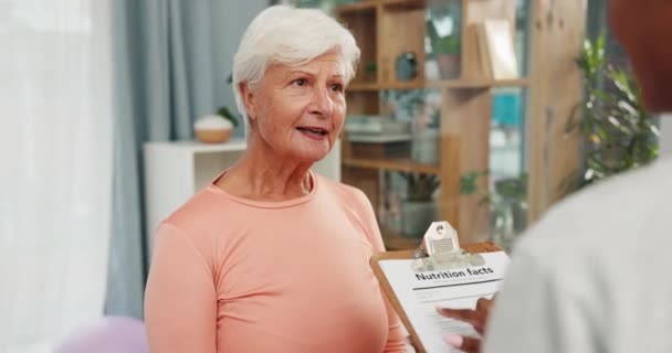 老年妇女和营养学家咨询食物 健康和排毒方面的建议 饮食和老年人护理 老年人和营养师 附有清单 帮助和康复 — 图库视频影像