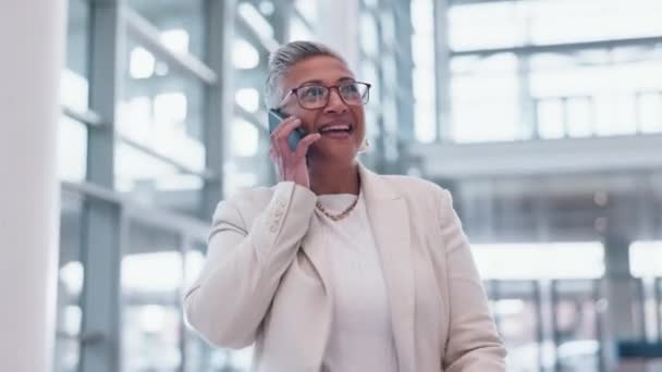 Caminhada Negócio Mulher Feliz Uma Chamada Telefônica Falando Trabalhando Rede — Vídeo de Stock