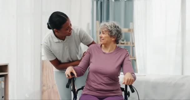 Fyzioterapie Lékařství Poradenství Sestrou Starou Ženou Pomoc Zranění Rehabilitaci Svalovina — Stock video