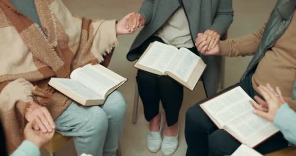 Pregare Avvicinarsi Tenersi Mano Con Persone Studio Biblico Sostegno Cristiano — Video Stock