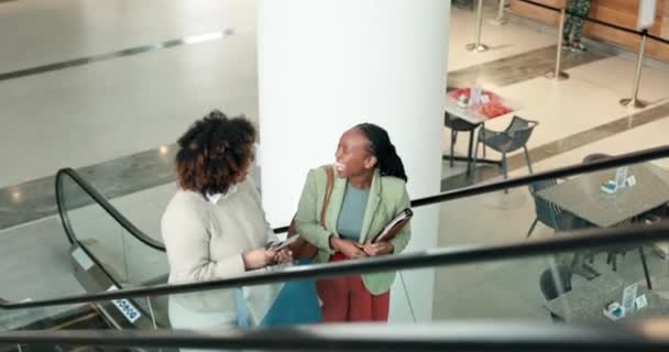 Επιχειρηματικές Γυναίκες Μιλάμε Και Κόλλα Πέντε Στις Κυλιόμενες Σκάλες Για — Αρχείο Βίντεο