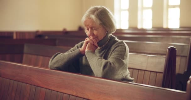 Kilisedeki Inanç Için Dua Son Sınıf Öğrencisi Kadın Huzur Içinde — Stok video