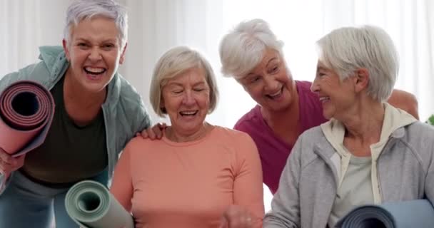 Yoga Clase Cara Personas Mayores Felices Para Ejercicio Jubilación Membresía — Vídeo de stock