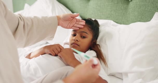 Chory Termometr Opieka Mamy Nad Dzieckiem Grypą Gorączką Przeziębieniem Objawami — Wideo stockowe