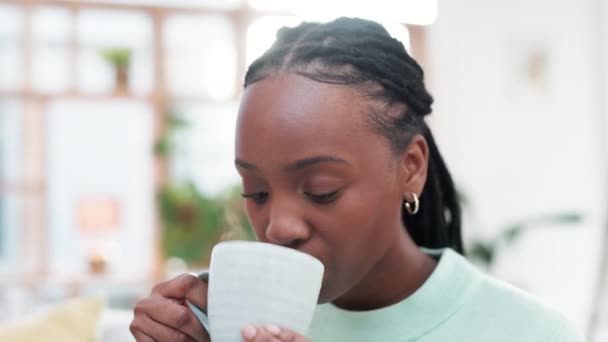 Zwarte Vrouw Koffie Drinken Met Een Glimlach Huis Voor Pauze — Stockvideo