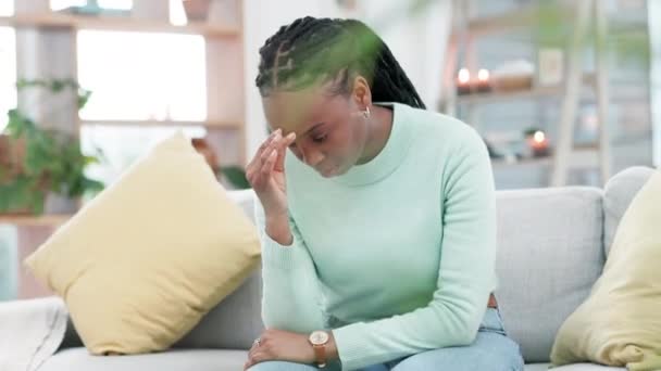 忧郁症 焦虑和悲伤的黑人妇女在沙发上有问题 头疼或后悔在家里 灾难和住在客厅里的非洲女士充满怀疑 心碎和精神健康 失败或错误 — 图库视频影像