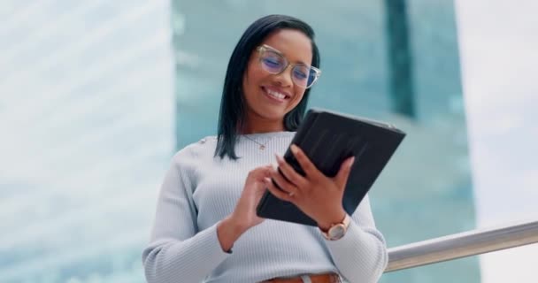 Üzletasszony Boldog Tabletta Míg Városban Online Kommunikáció Hálózatépítés Vagy Kereskedelem — Stock videók