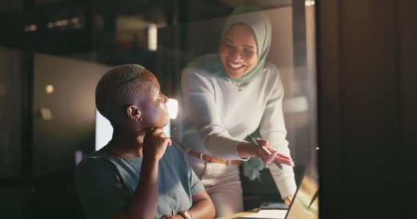 Офісне Нічне Різноманіття Ноутбук Щаслива Жінка Оглядають Соціальні Мережі Досвід — стокове відео