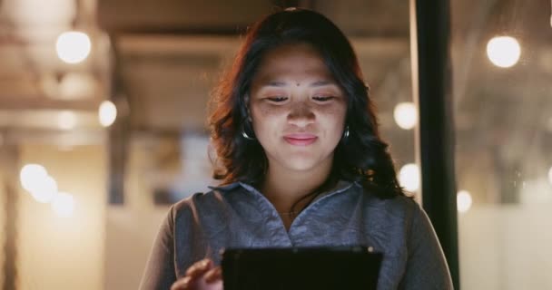 Kontor Ansigt Tablet Eller Nat Kvinde Skrive Sociale Netværk Feedback – Stock-video