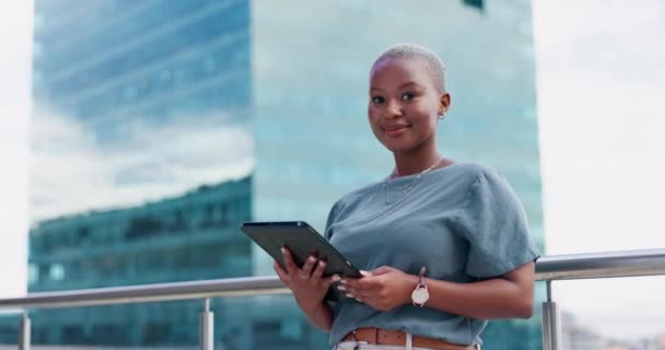 Portrait Femme Noire Affaires Tablette Ville Pour Communication Ligne Réseautage — Video
