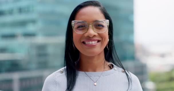 Mujer Negocios Ciudad Retrato Feliz Aire Libre Con Visión Orgullo — Vídeo de stock