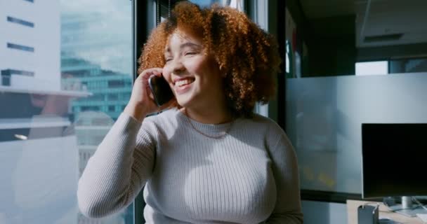 Telefon Kobieta Biznesu Okno Biurowe Rozmowy Widokiem Miasto Szczęśliwy Mówić — Wideo stockowe