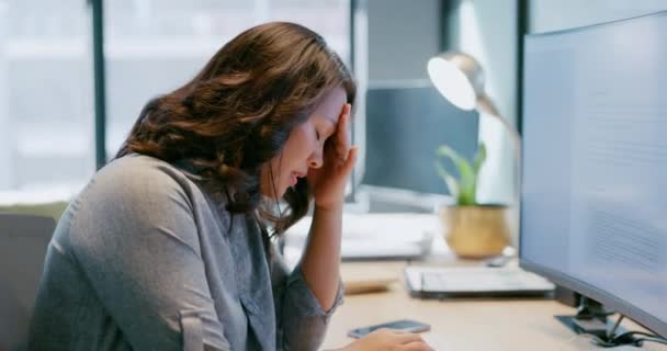 Bizneswoman Ból Głowy Lub Stres Ekranie Komputera Podczas Gdy Sfrustrowany — Wideo stockowe