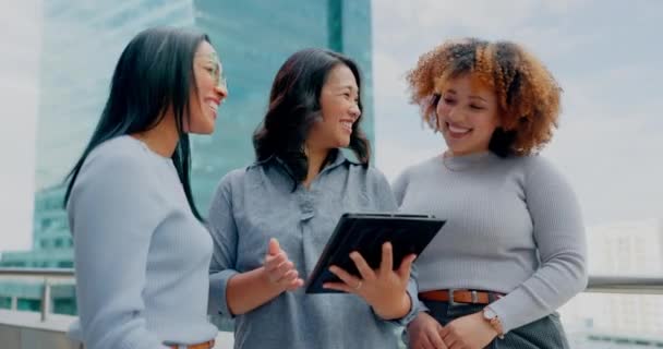 Tablet Balkon Teamwork Oder Diversity Frauen Bewerten Soziale Netzwerke Kundenerfahrungen — Stockvideo