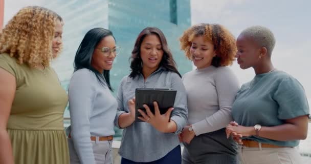 Женщины Изучают Социальные Сети Опыт Клиентов Женскую Деловую Интернет Торговлю — стоковое видео