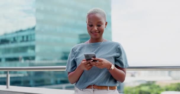 Чорна Жінка Телефон Міський Бізнес Час Щаслива Друкувати Онлайн Спілкування — стокове відео