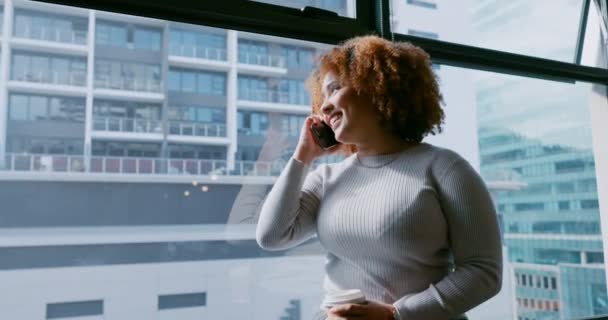 Czarna Kobieta Telefon Rozmowa Biznesowa Oknie Biurowym Szczęśliwa Mówiąca Przedsiębiorca — Wideo stockowe