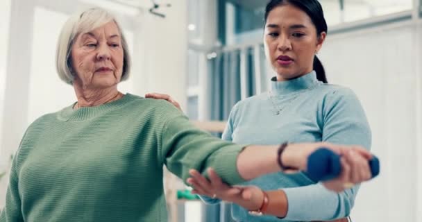 Altenpflege Rehabilitation Und Physiotherapeut Mit Greisin Hantel Und Pflege Pflegeheim — Stockvideo