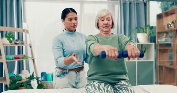 Altenpflege Physiotherapie Und Altenpfleger Hantel Und Pflege Pflegeheim Physio Bewegung — Stockvideo