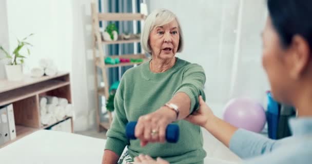 Cuidado Personas Mayores Ejercicio Fisioterapeuta Con Anciana Mancuerna Atención Médica — Vídeos de Stock