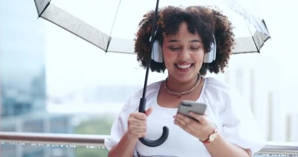 Ploaie Dans Femeie Afaceri Oraș Telefon Pentru Streaming Cântec Audio — Videoclip de stoc