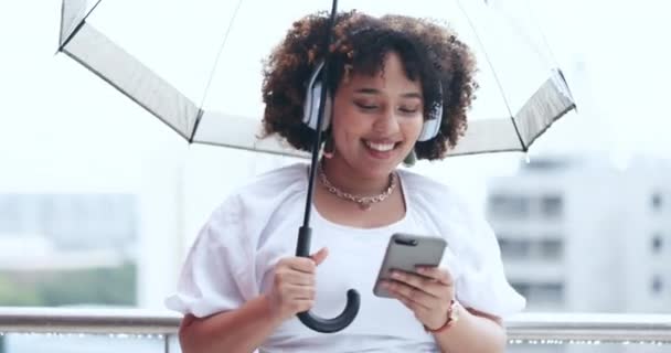 Deszcz Szczęśliwy Kobieta Biznesu Mieście Telefonu Streamingu Piosenki Audio Radia — Wideo stockowe