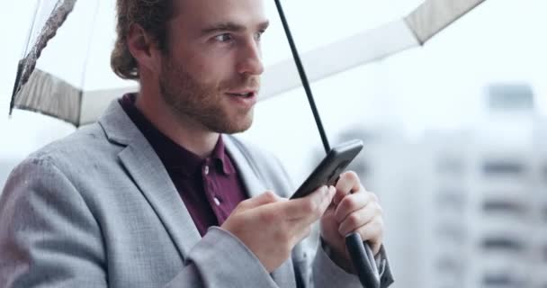 Şemsiye Yağmur Ofiste Yürürken Telefonda Mesaj Kaydeden Bir Adam Teknoloji — Stok video