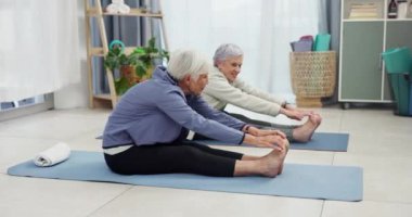 Vücut, esneme ve evde egzersiz, egzersiz ve sağIık için oturma odasında yaşlı kadınlar fitness. Yaşlılar, arkadaşlar ve bayanlar eğitim, sağlık ve bacak esnetme için dinlenme odasının zemininde yoga minderinde.