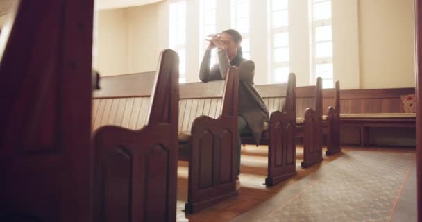 Oração Igreja Cristã Mulher Com Pela Gratidão Espiritual Catedral Esperança — Vídeo de Stock