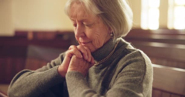 教会中的宗教 祈祷和老年妇女 以寻求基督教 精神或信仰方面的联系 退休女性的同情 信仰和老年祈祷者在礼拜堂寻求治疗或拯救 — 图库视频影像