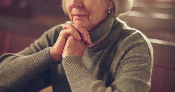Religie Gebed Bejaarde Vrouw Kerk Voor Christelijke Verbondenheid Spiritueel Geloof — Stockvideo