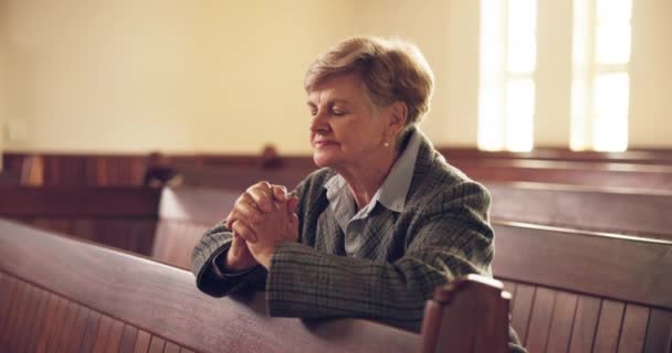 Senior Vrouw Bidden Kerk Voor Geloof Voor Hulp Met Vrede — Stockvideo