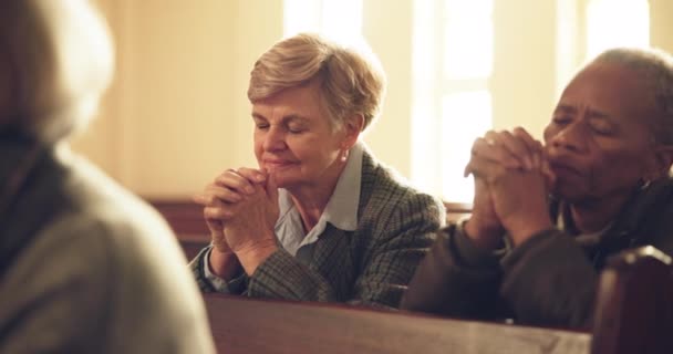 Ältere Frauen Gruppen Und Gebete Der Kirche Mit Religion Glauben — Stockvideo