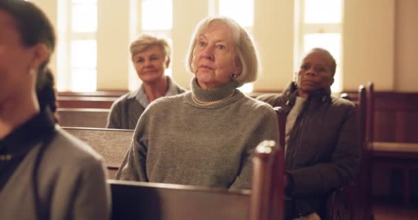 Starsza Kobieta Kościół Słuchanie Kazania Kultu Zgody Wierze Religii Amen — Wideo stockowe
