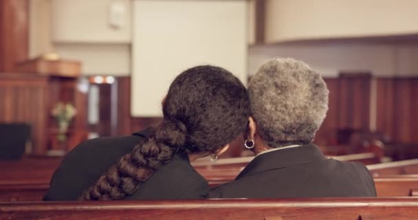 Beerdigung Kirche Und Frau Mit Älterer Mutter Kapelle Für Empathie — Stockvideo