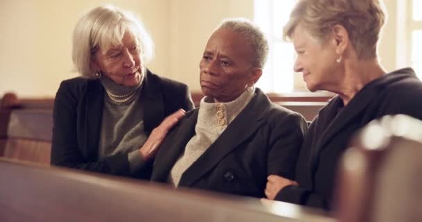 Pogrzeb Empatia Smutne Starsze Kobiety Kościelnym Uścisku Dla Współczucia Pocieszenia — Wideo stockowe