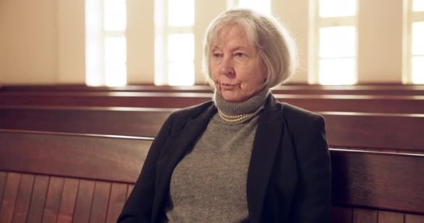 Din Hıristiyan Kıdemli Kadın Kilisede Ruhsal Refah Dua Için Hizmet — Stok video