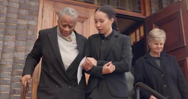 Funeral Família Mulher Com Mãe Sênior Andando Igreja Por Empatia — Vídeo de Stock