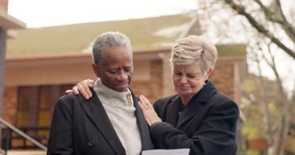 Похоронні Сумні Старші Жінки Церквою Обіймаються Співчуття Втіху Підтримку Депресія — стокове відео