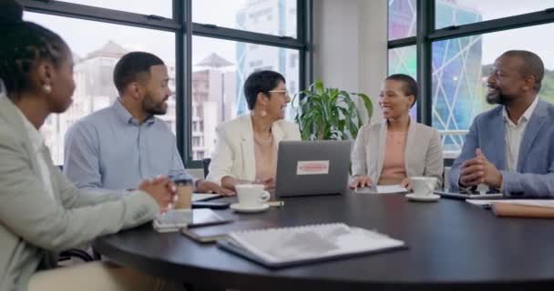 商务人士与笔记本电脑会面和讨论 会议室和研讨会的多样性 在讲习班上与男子和妇女进行快乐 反馈和沟通 协作和技术合作 — 图库视频影像