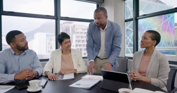 Homem Negro Liderança Empresários Conversando Reunião Planejando Nossa Visão Estratégia — Vídeo de Stock