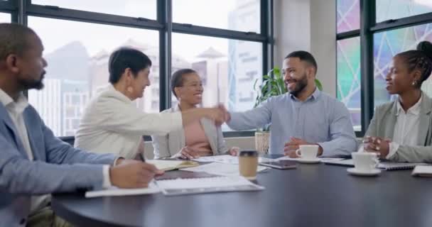 비즈니스 사람들이 B2B 성공에 촉진에 자랑스러운 노동자를 환영하기 위하여 셰이크를 — 비디오