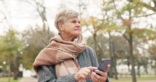 导航和一位资深女士在公园里 寻找地图应用程序上的位置时迷失了方向 在室外花园散步的老年女性的移动 方向和地标 — 图库视频影像
