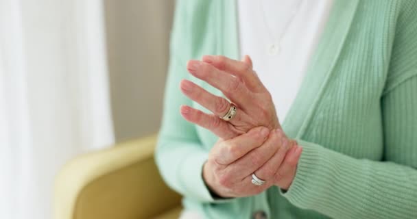 Руки Боль Артрит Пожилой Женщиной Доме Престарелых Борющейся Медицинской Травмой — стоковое видео