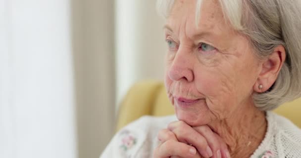 Starsza Kobieta Smutna Twarz Myślenie Domu Rękami Podbródku Pamiętać Emeryturze — Wideo stockowe